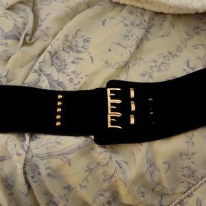 Waist belt with gold snaps